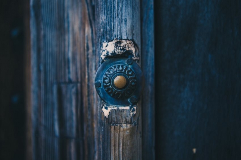 Esempio del past continuous:  when I rang the door&hellip;